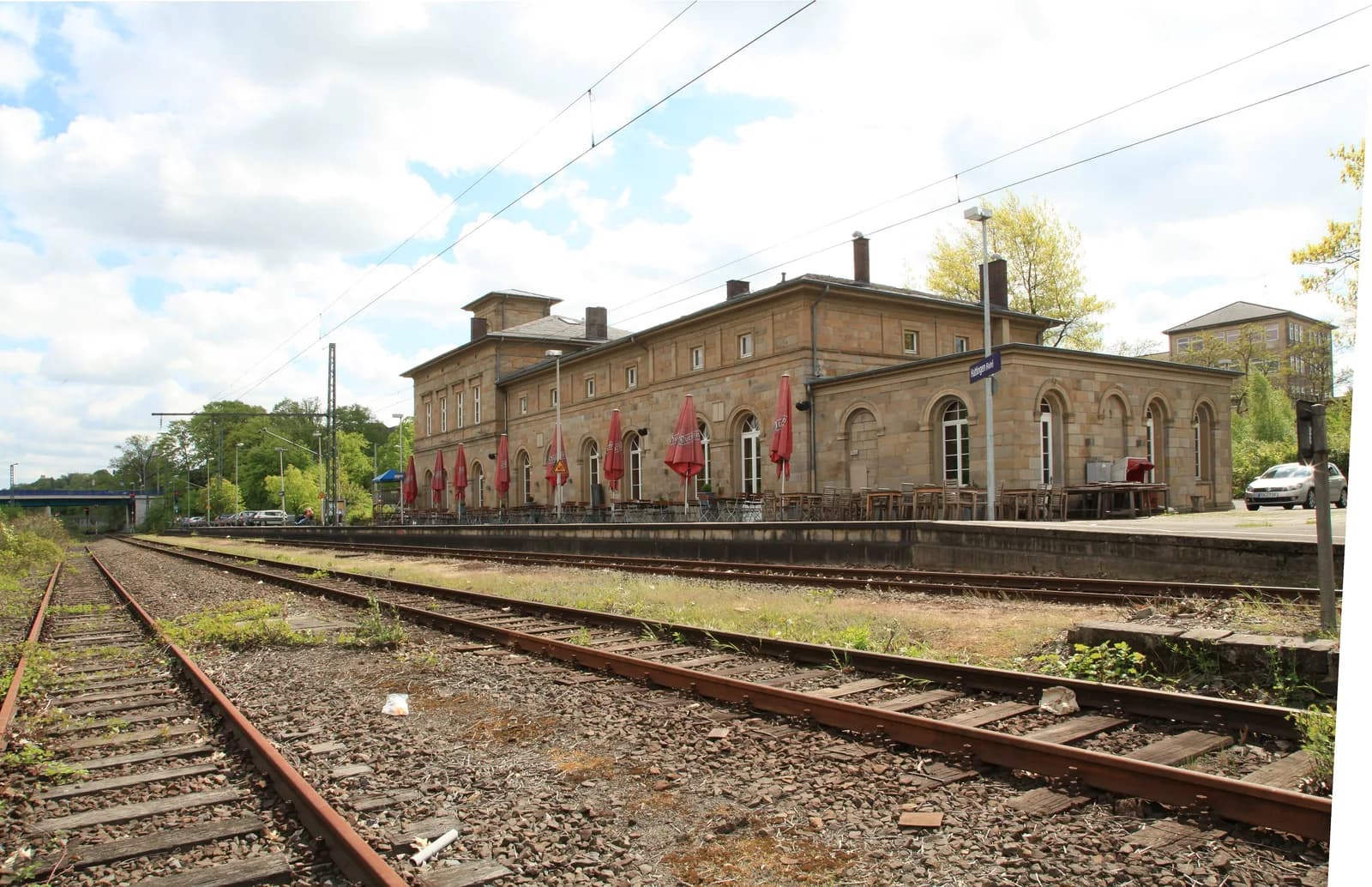 Empfangsgebäude und Gleise am Bahnhof Hattingen (Ruhr)