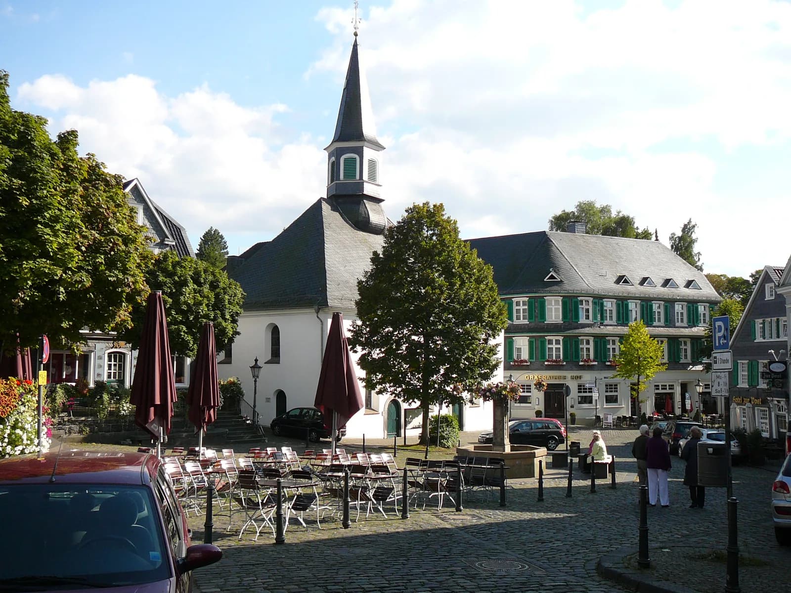 Historischer Marktplatz in Solingen-Gräfrath mit Schieferhäusern